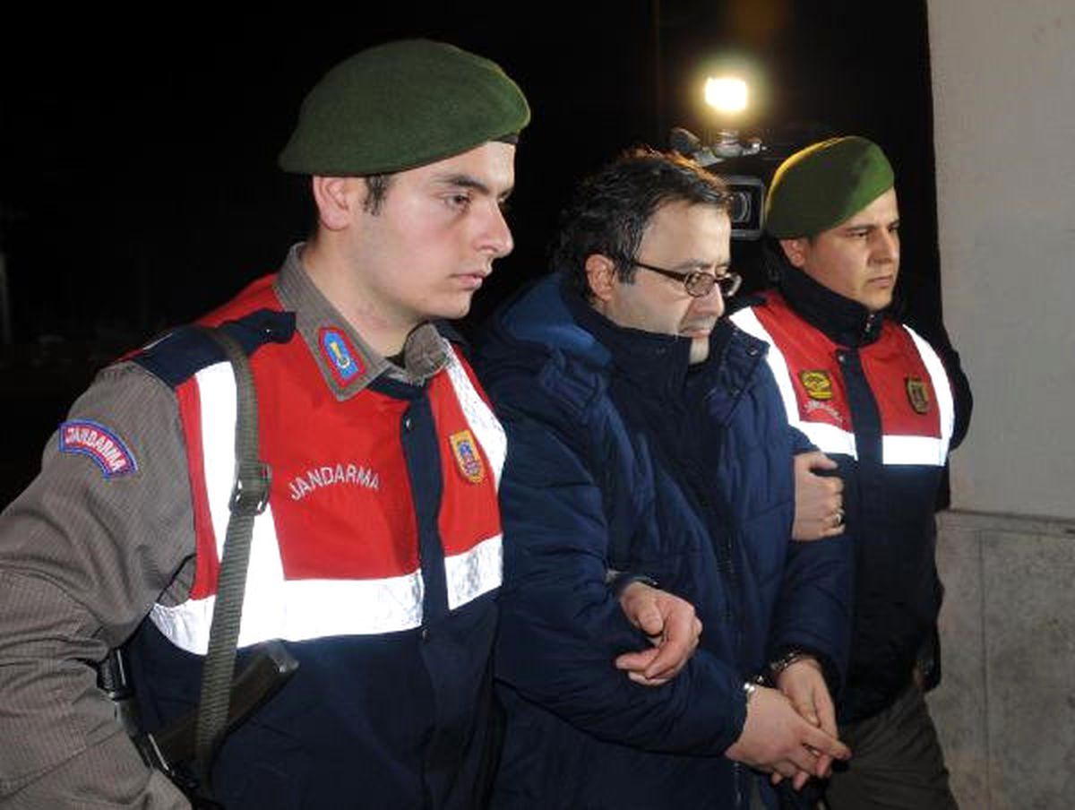 Yunanistan\'a Kaçarken Yakalanan Eski Öğretim Üyesi Tutuklandı