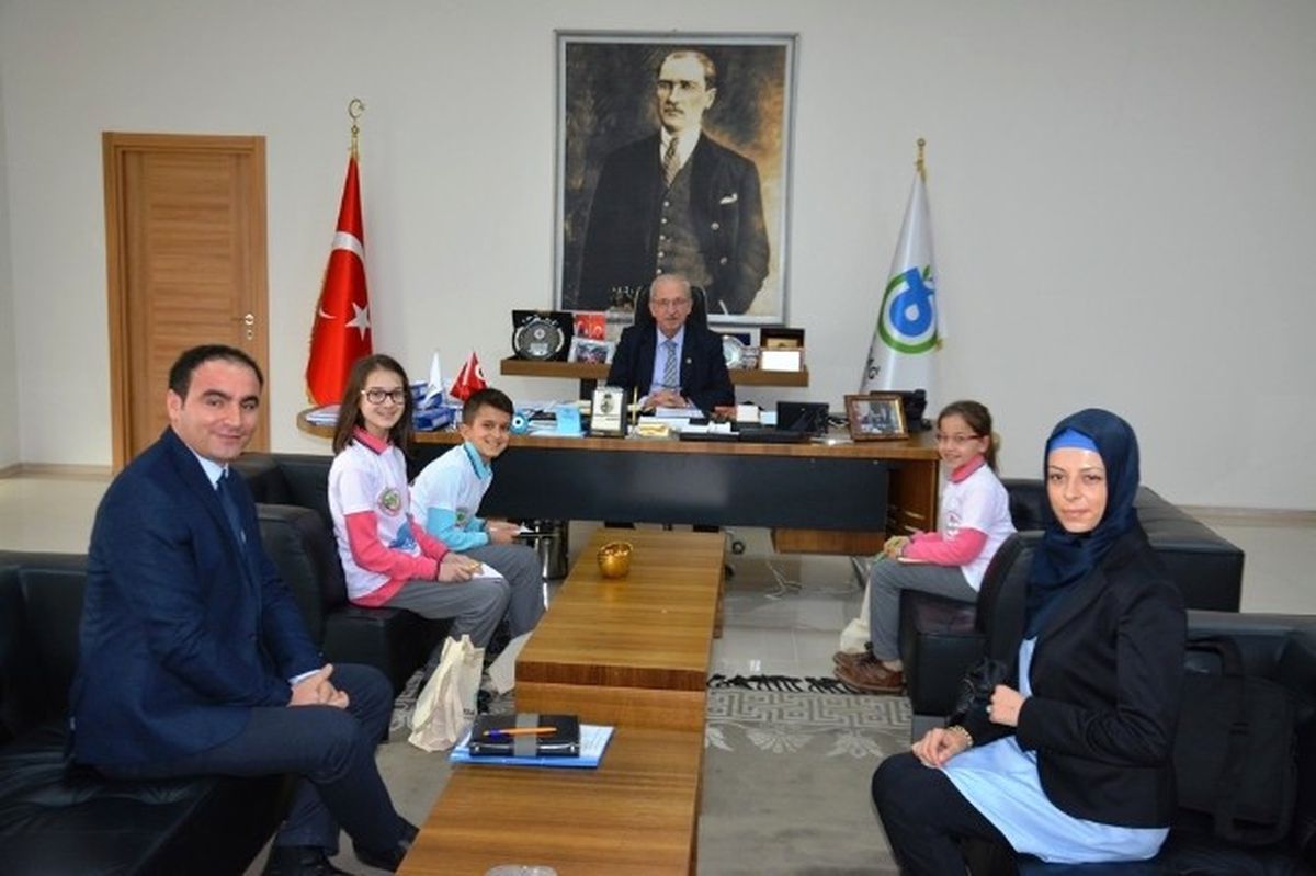 Albayrak, Su Kaşifi Projesinde Türkiye 1\'ncisi Olan Okulun Öğrencilerini Ağırladı