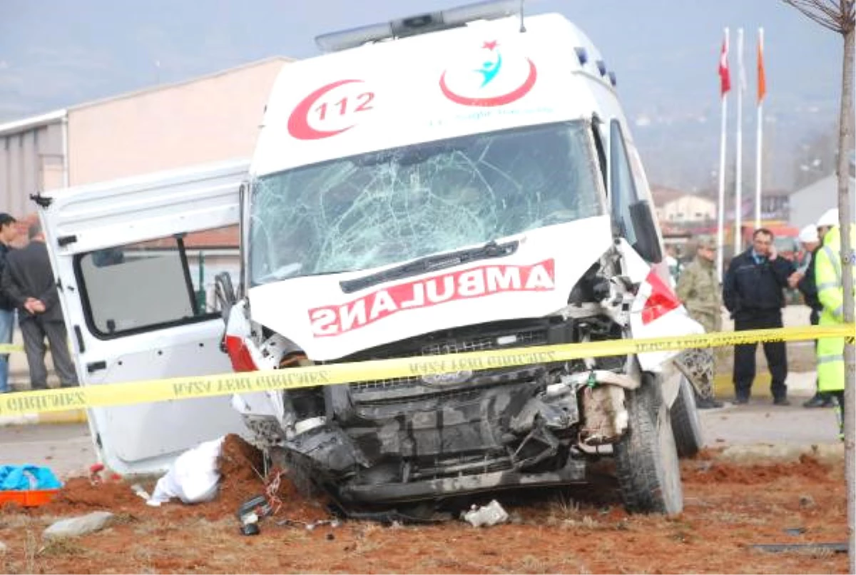 Ambulans, Kavşakta Minibüsle Çarpıştı: 2 Ölü, 4 Yaralı