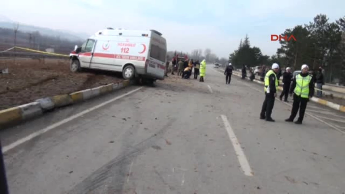 Ambulans Kavşakta Minibüsle Çarpıştı: 2 Ölü, 4 Yaralı