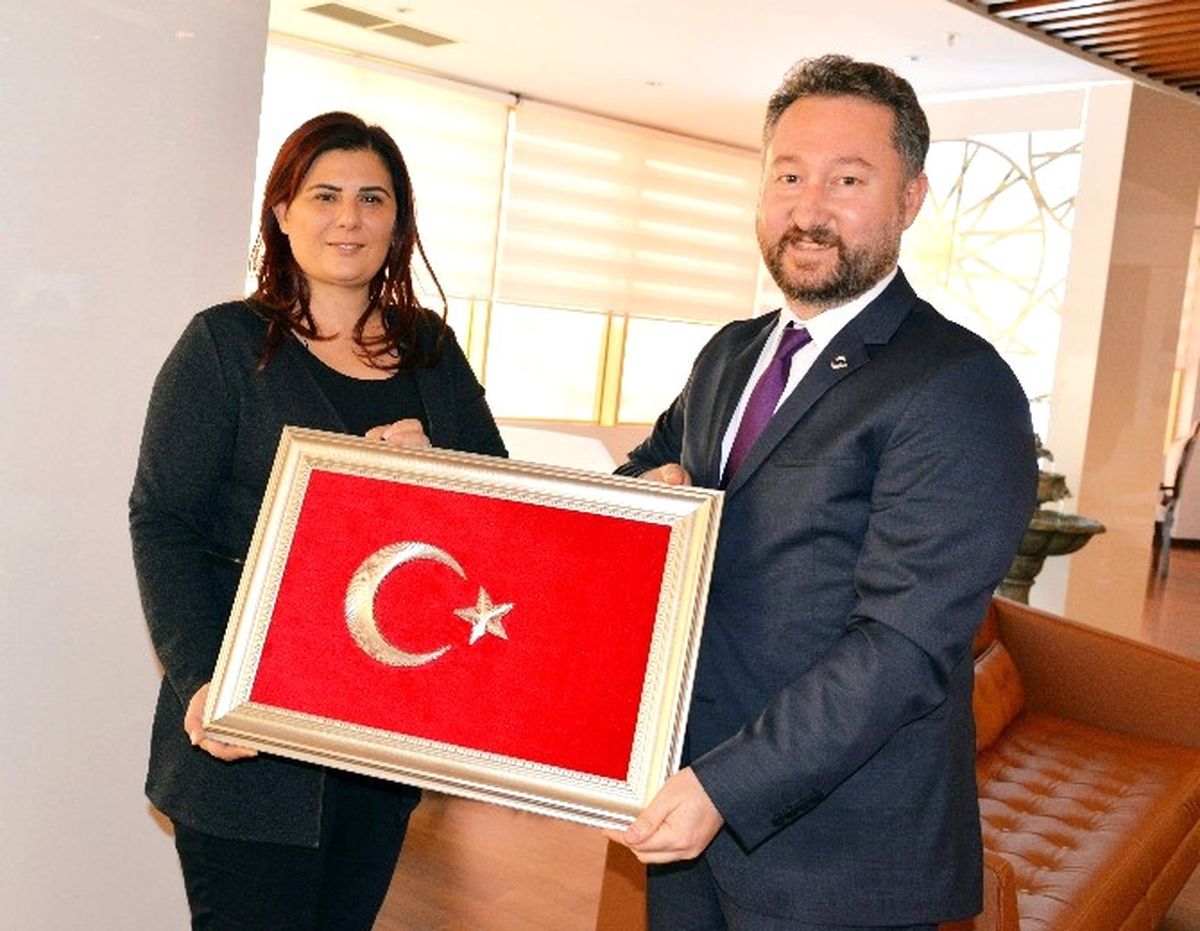 Anadolu Okullarından Başkan Çerçioğlu\'na Türk Bayrağı