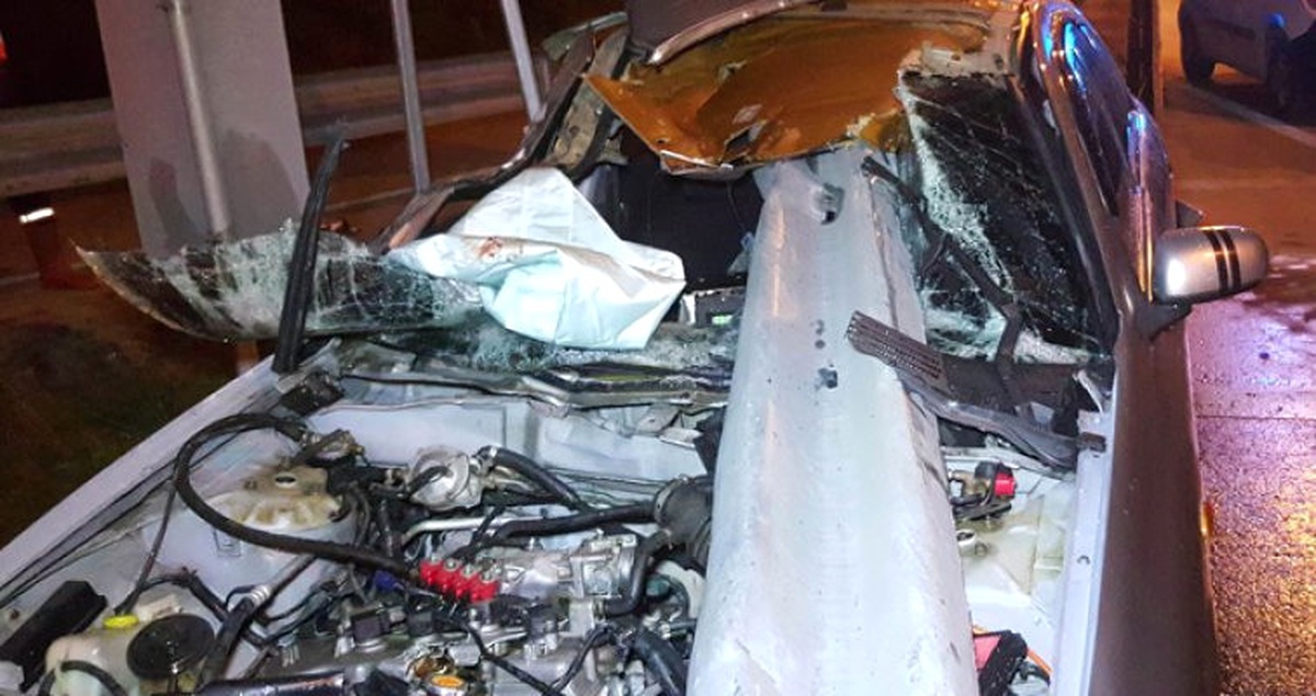 Bariyerlere Saplanan Otomobilden Sağ Çıktı
