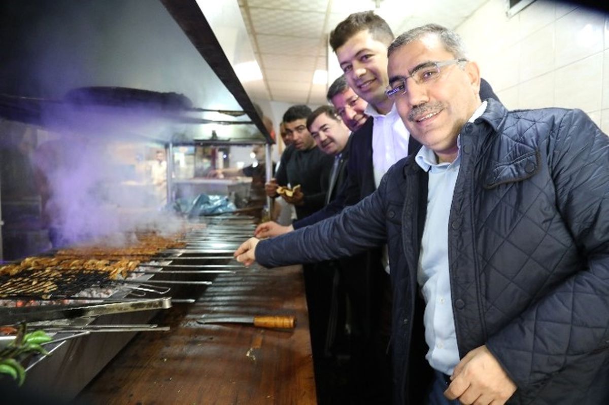 Başkan Çelikcan\'dan Şampiyonlara Adana Kebabı