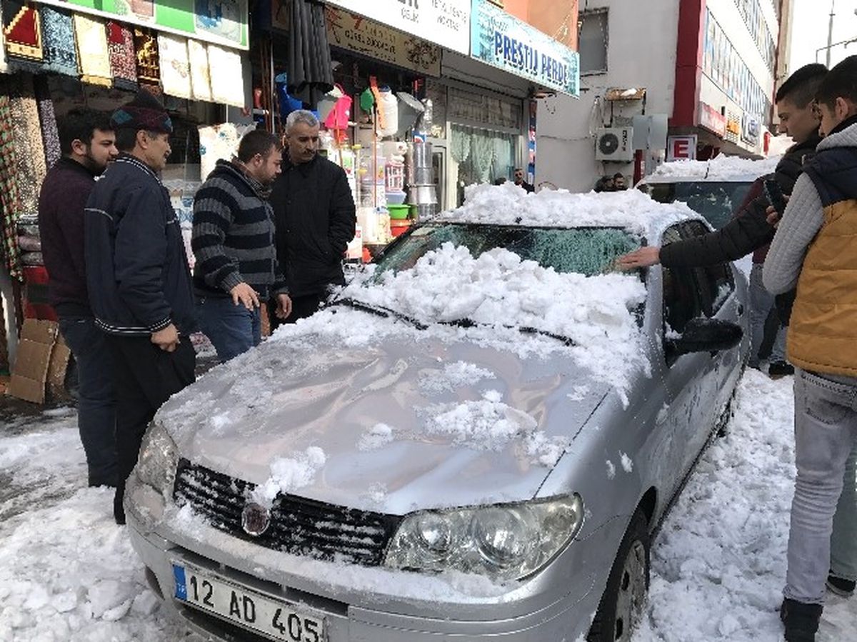 Bingöl\'de 3 Aracın Üzerine Kar Düştü