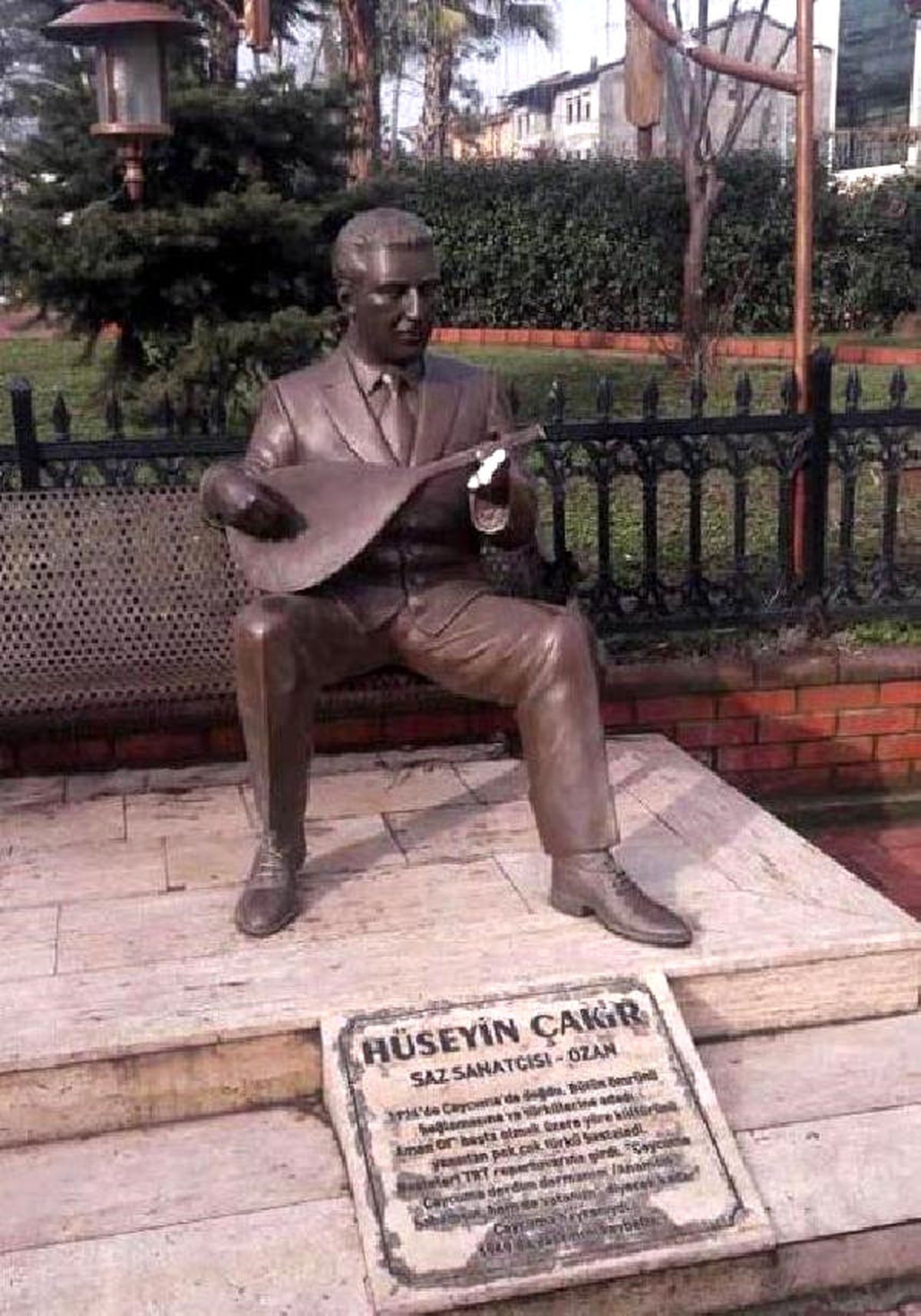 Çaycumalı Ozanın Heykelini Kırdılar