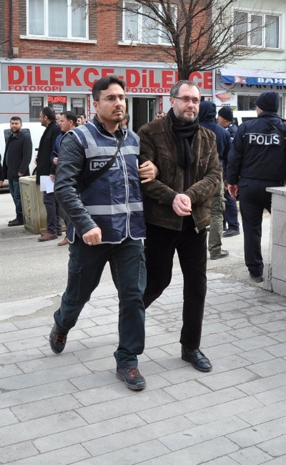 El Nusra Üyesinin Evinden Fetö Kitabı Çıktı