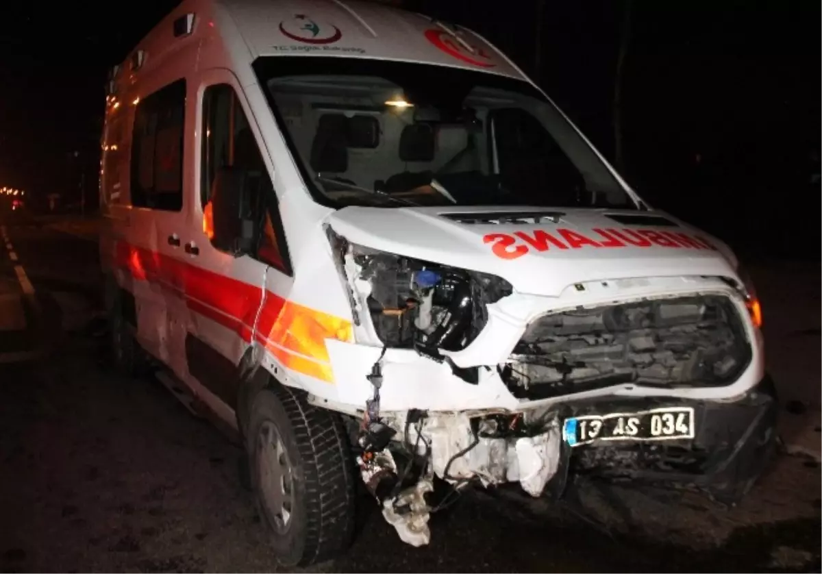 Elazığ\'da Ambulans ile Otomobil Çarpıştı: 3 Yaralı