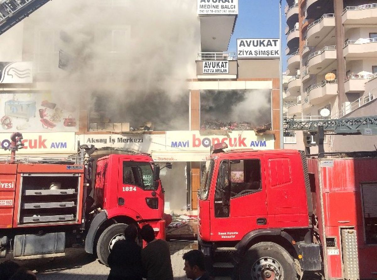 Erdemli\'de Mağaza Yangını Korkuttu