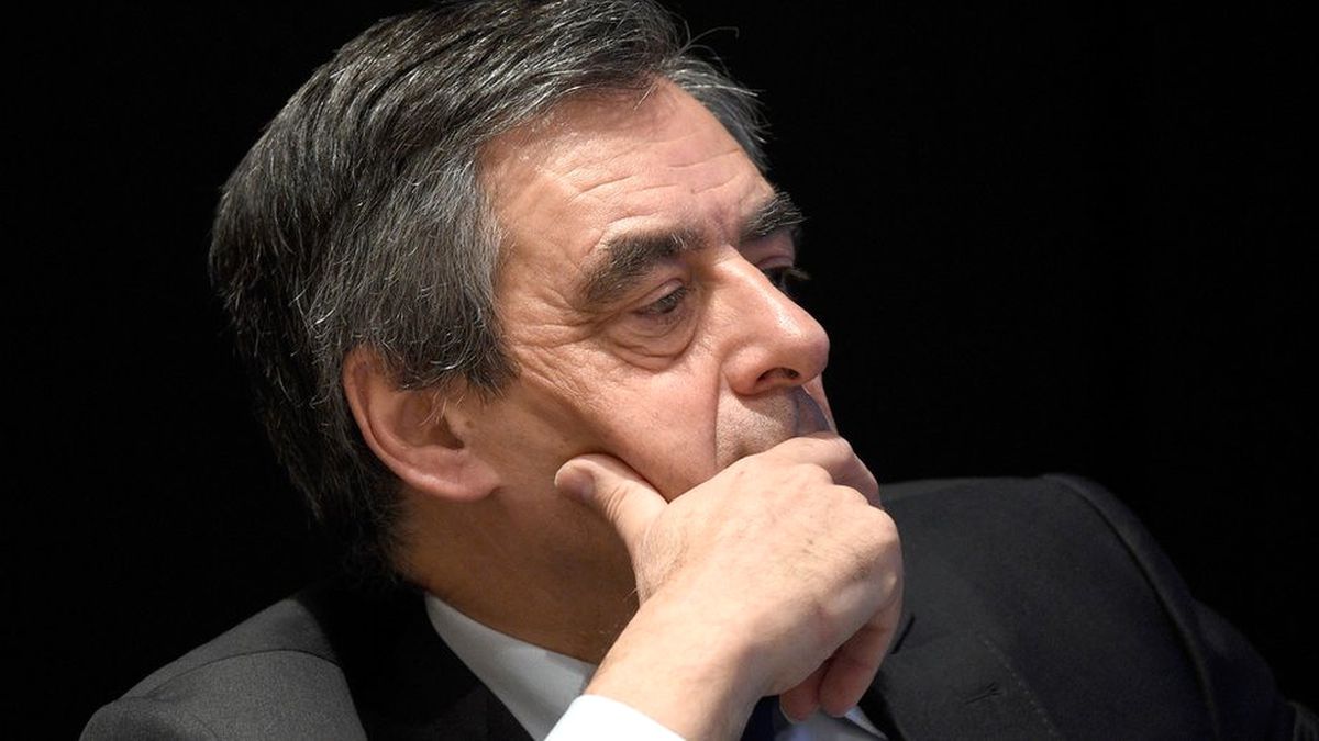 Fransa\'da Cumhurbaşkanı Adayı Fillon Halktan Özür Diledi