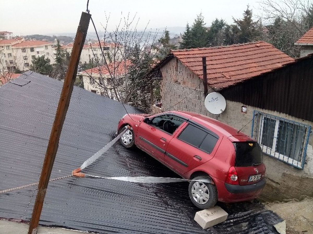 Fren Yerine Gaza Basan Kadın Sürücünün Kullandığı Otomobil Çatıya Uçtu