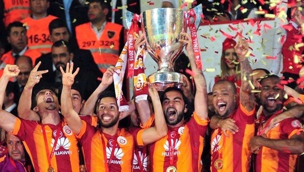 Galatasaray\'da Gelenek Bozuluyor Mu?