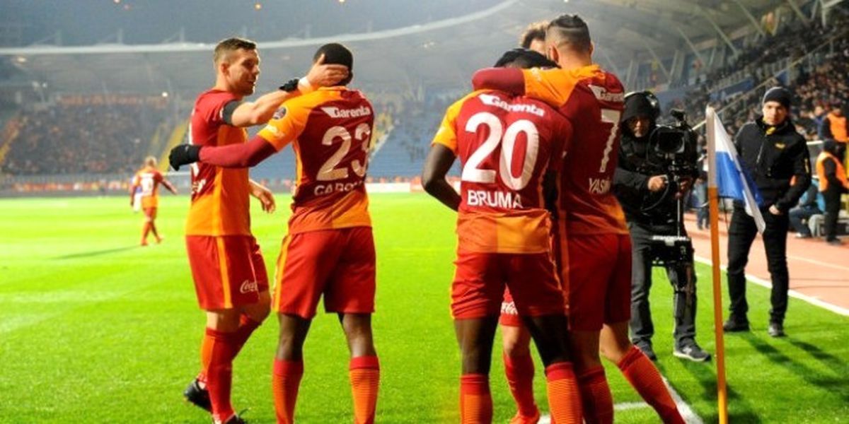 Galatasaray\'dan Zorunlu Değişiklik