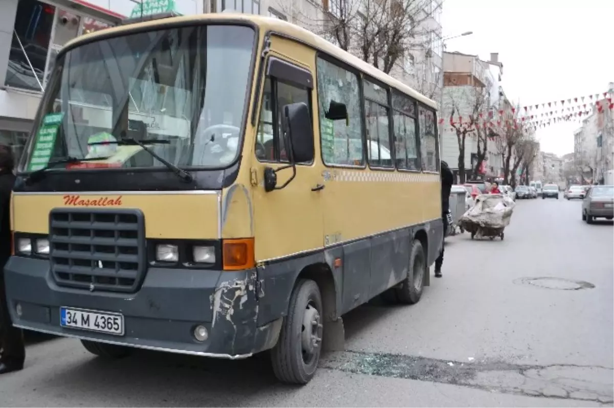 Gaziosmanpaşa\'da Silahlı Çatışma: 2 Yaralı