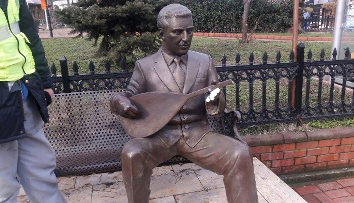 Halk Ozanının Heykelinin Kolunu Kırdılar