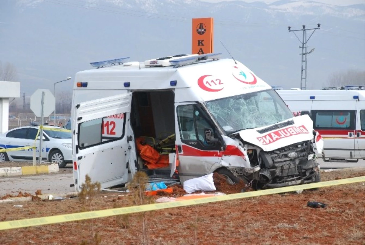 Ambulans ile Hafif Ticari Araç Çarpıştı: 2 Ölü, 4 Yaralı