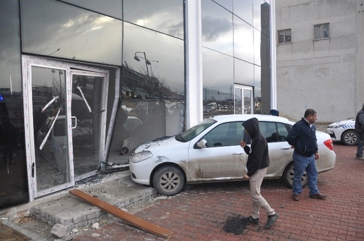 Kadın Sürücü, İcralık Otomobille İş Yerine Daldı
