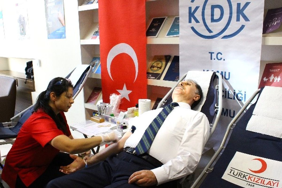 Kamu Başdenetçisi Şeref Malkoç Kan Bağışladı
