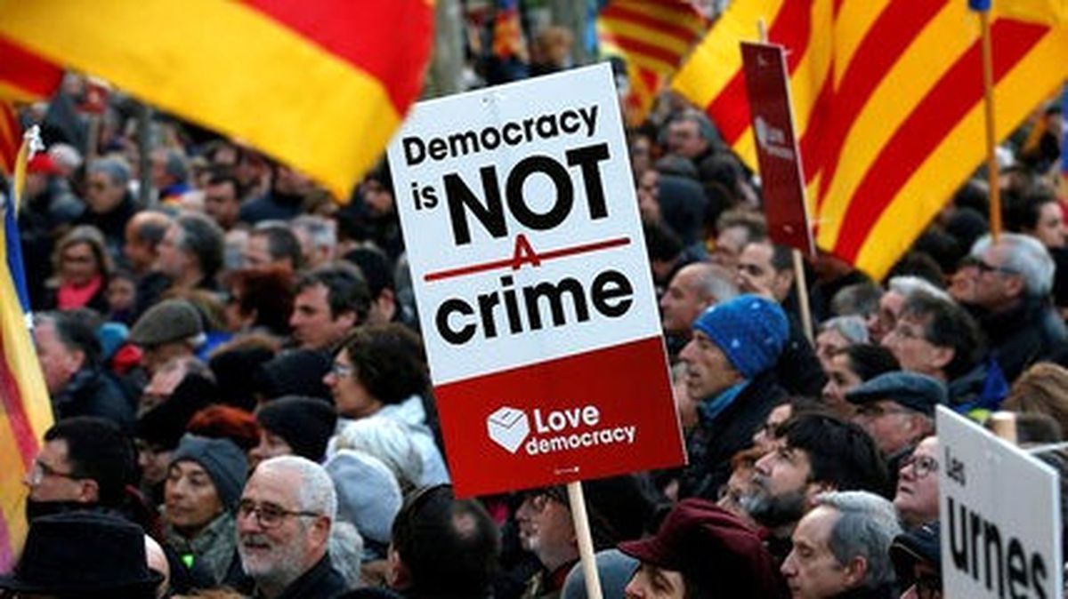 Katalonya\'da Bağımsızlık Davası: Yeni Lider Puigdemont Selefi Artur Mas\'ın İzinde