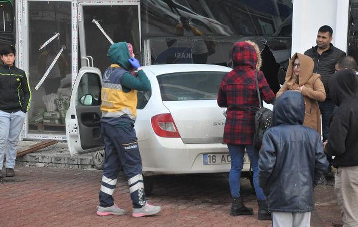 Kontrolden Çıkan Otomobil İşyerine Daldı