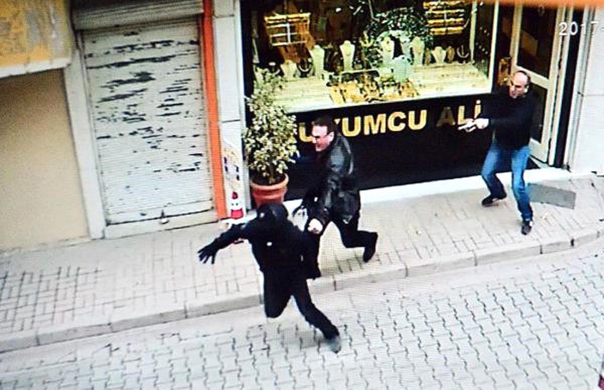 Kuyumcu, Camı Kıran Hırsızlık Şüphelisini Tabancayla Kovaladı
