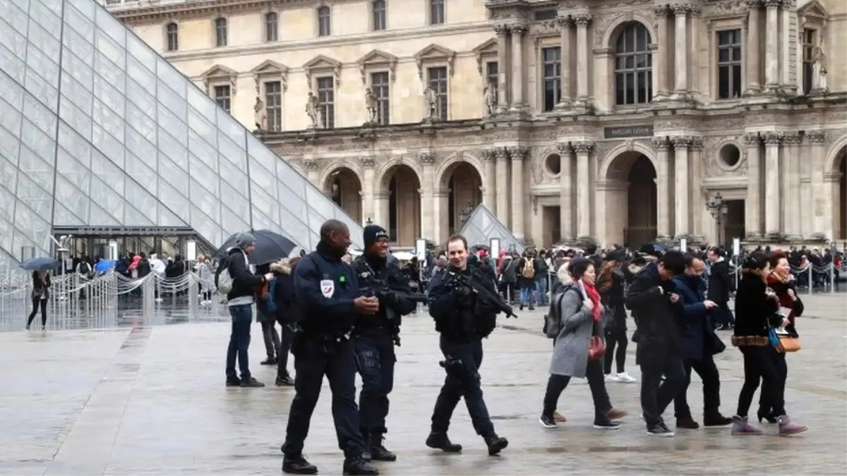 Louvre Müzesi Saldırganının Kimliği Belli Oldu