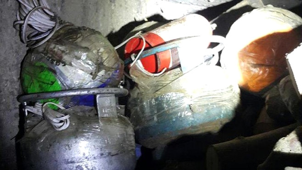 Mardin\'de 6\'sı Voleybol Topuna Tuzaklanmış 10 Bomba Düzeneği Ele Geçti