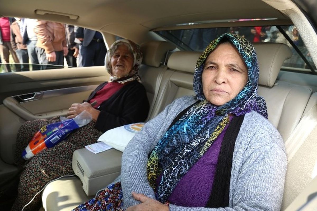 Mezitlili Kadınlar, Başkan Tarhan\'ın Makam Aracına Bindi