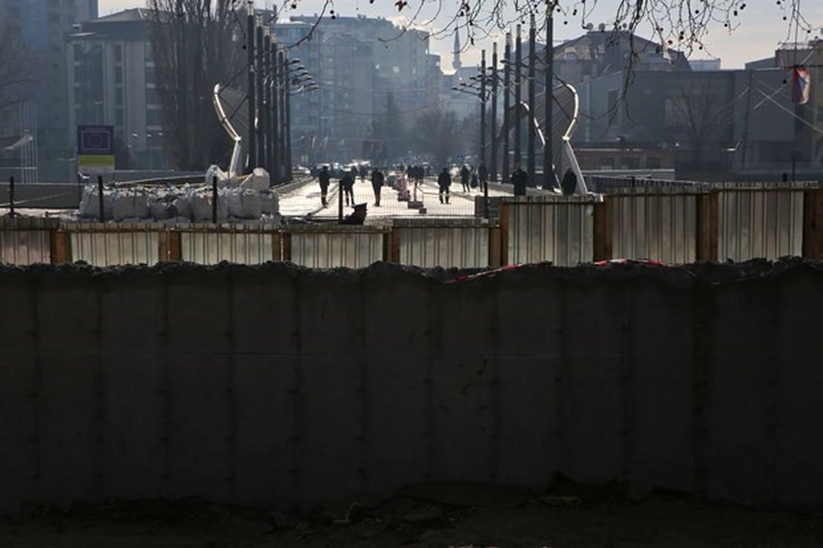 Mitrovica\'yı İkiye Ayıran Duvarın Yıkılması