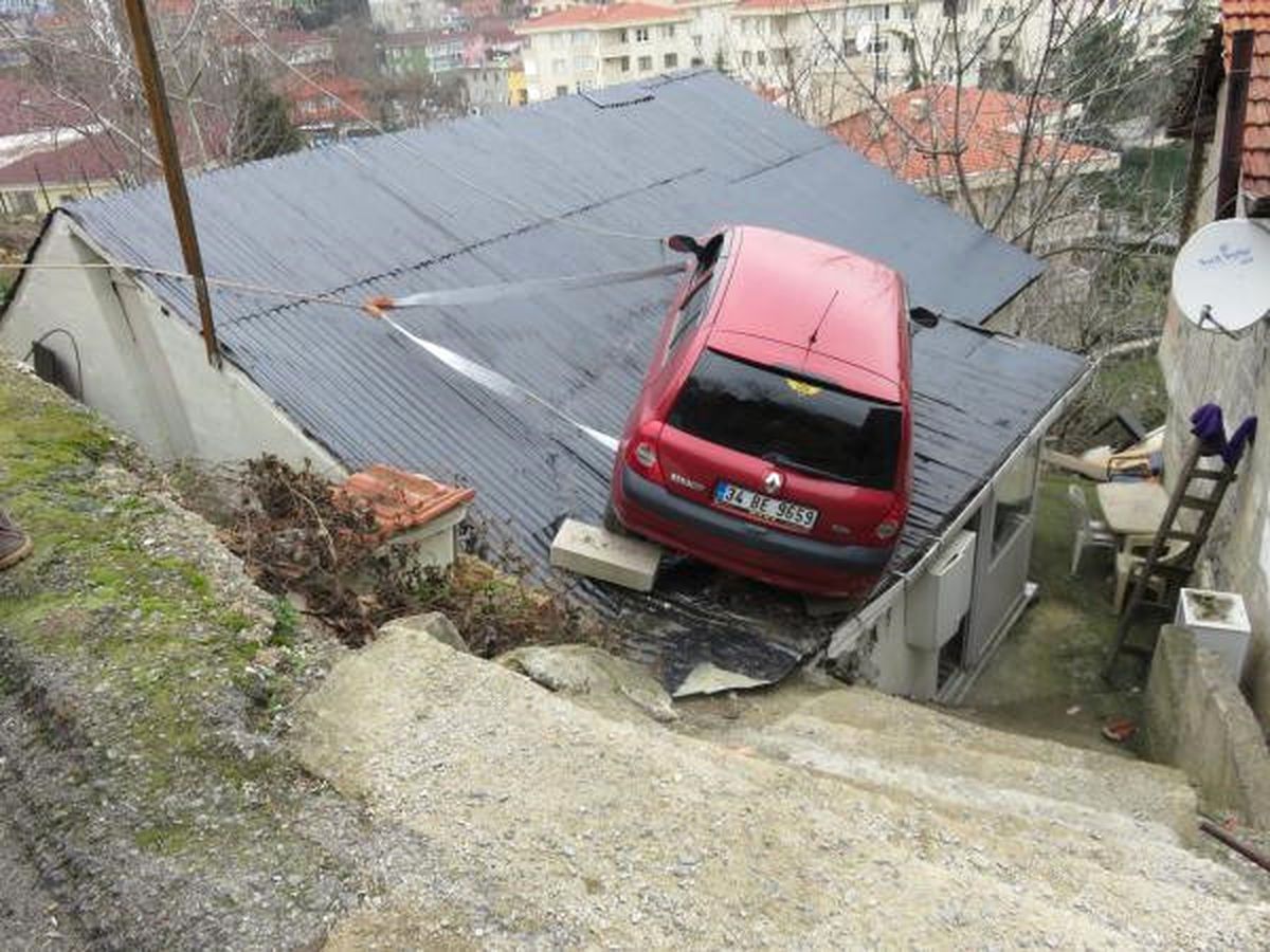 Otomobil Gecekondunun Üzerine Uçtu