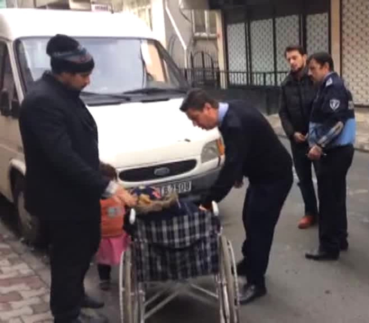 Zabıtayı Gören Tekerlekli Sandalyedeki Dilenci Kız Ayaklanarak Yürümeye Başladı