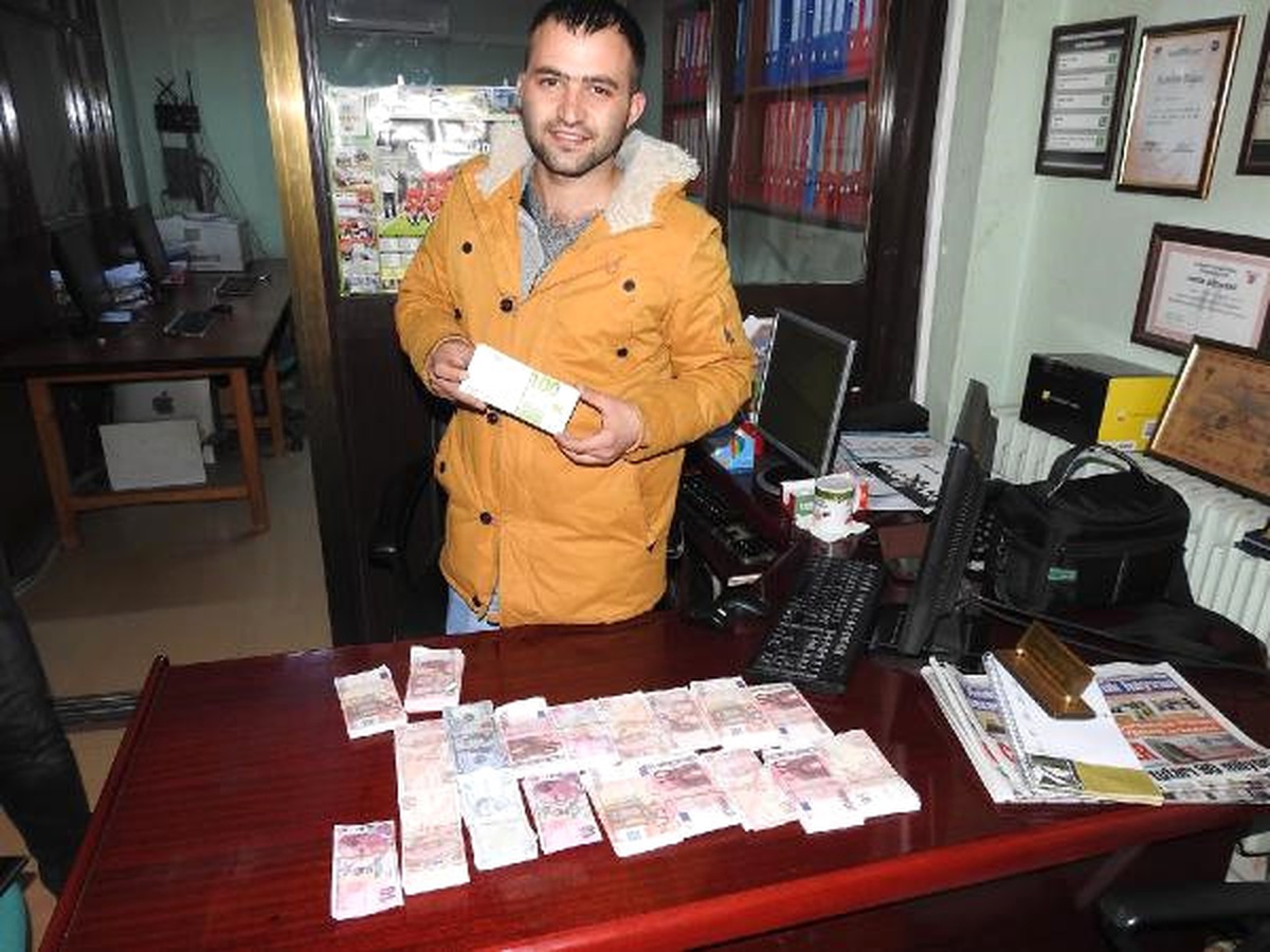 Parkta Bulduğu Sahte Paraları Polise Teslim Etti