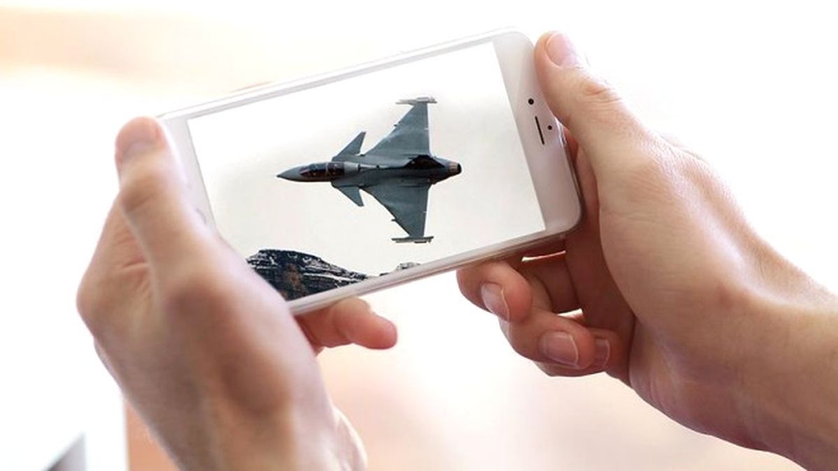 Savaş Uçağını Cep Telefonuyla Görüntüleyene Para Cezası