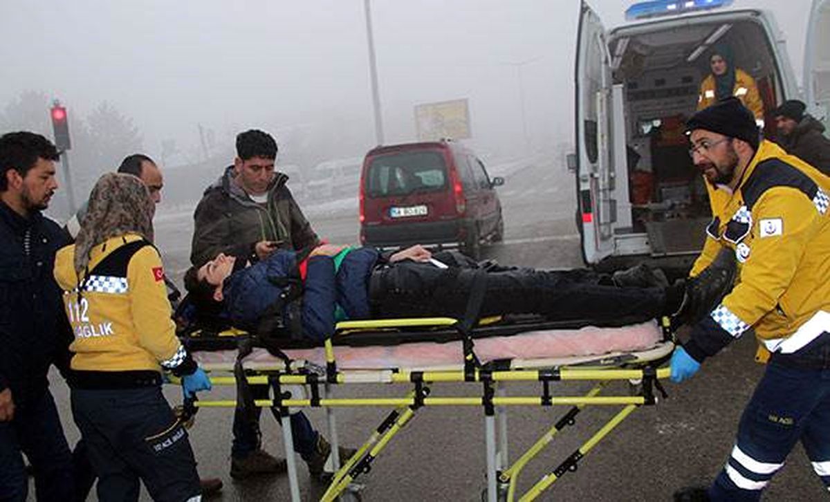 TIR\'la servis minibüsü çarpıştı: 19 yaralı