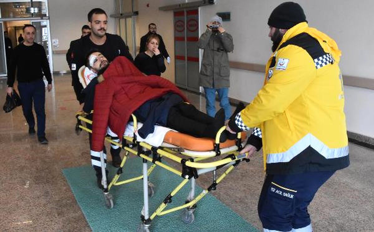 Tır, Servis Minibüsüne Çarptı: 19 Yaralı