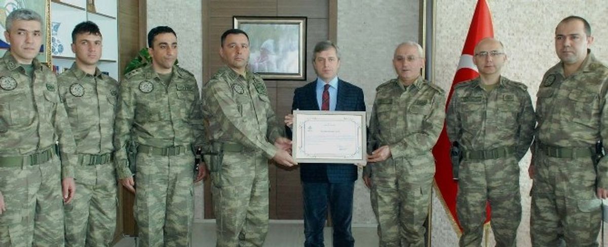 Vali Çınar\'dan Tuğgeneral Güney\'e Teşekkür Belgesi