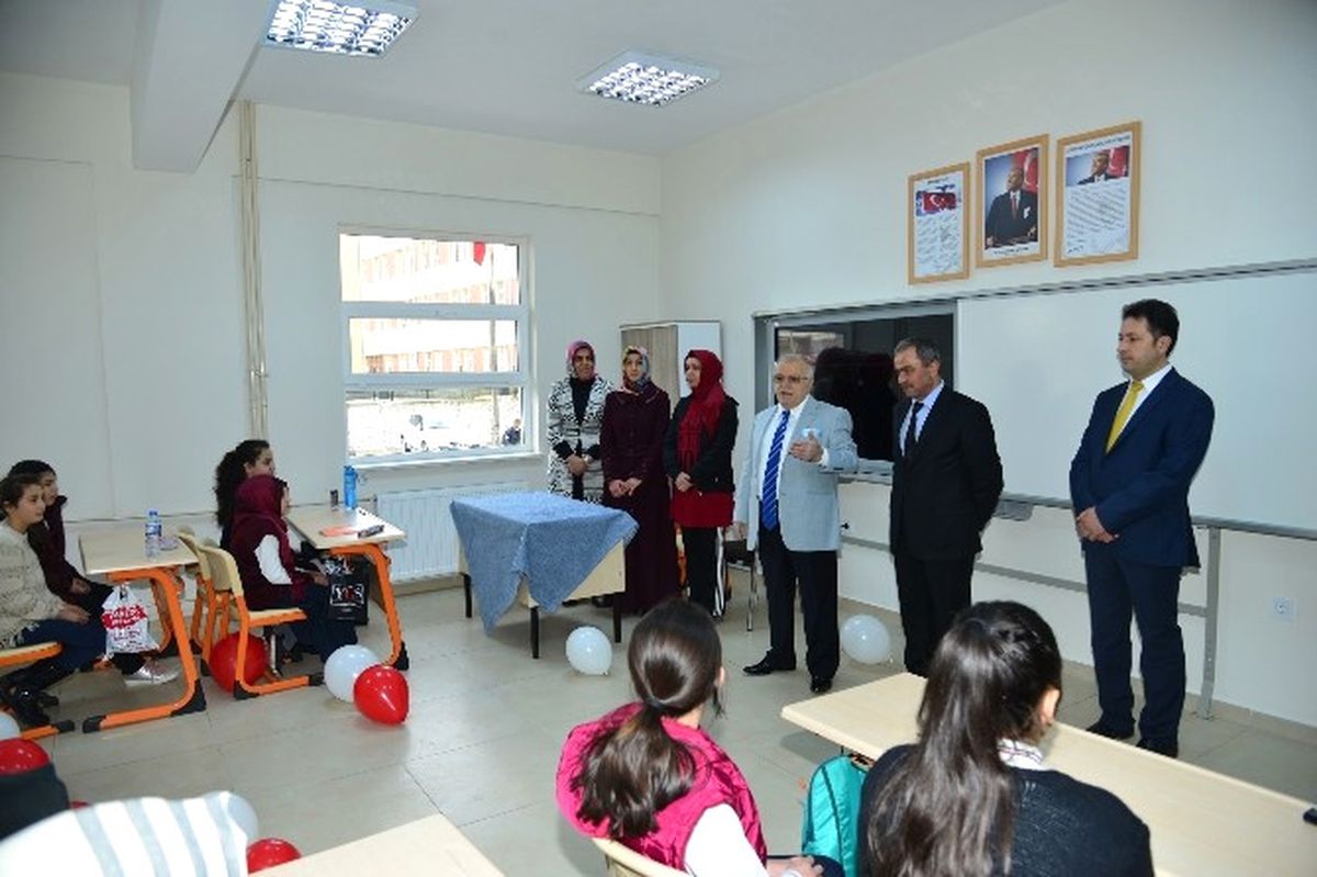 Vali Şentürk\'ten Okul Ziyareti