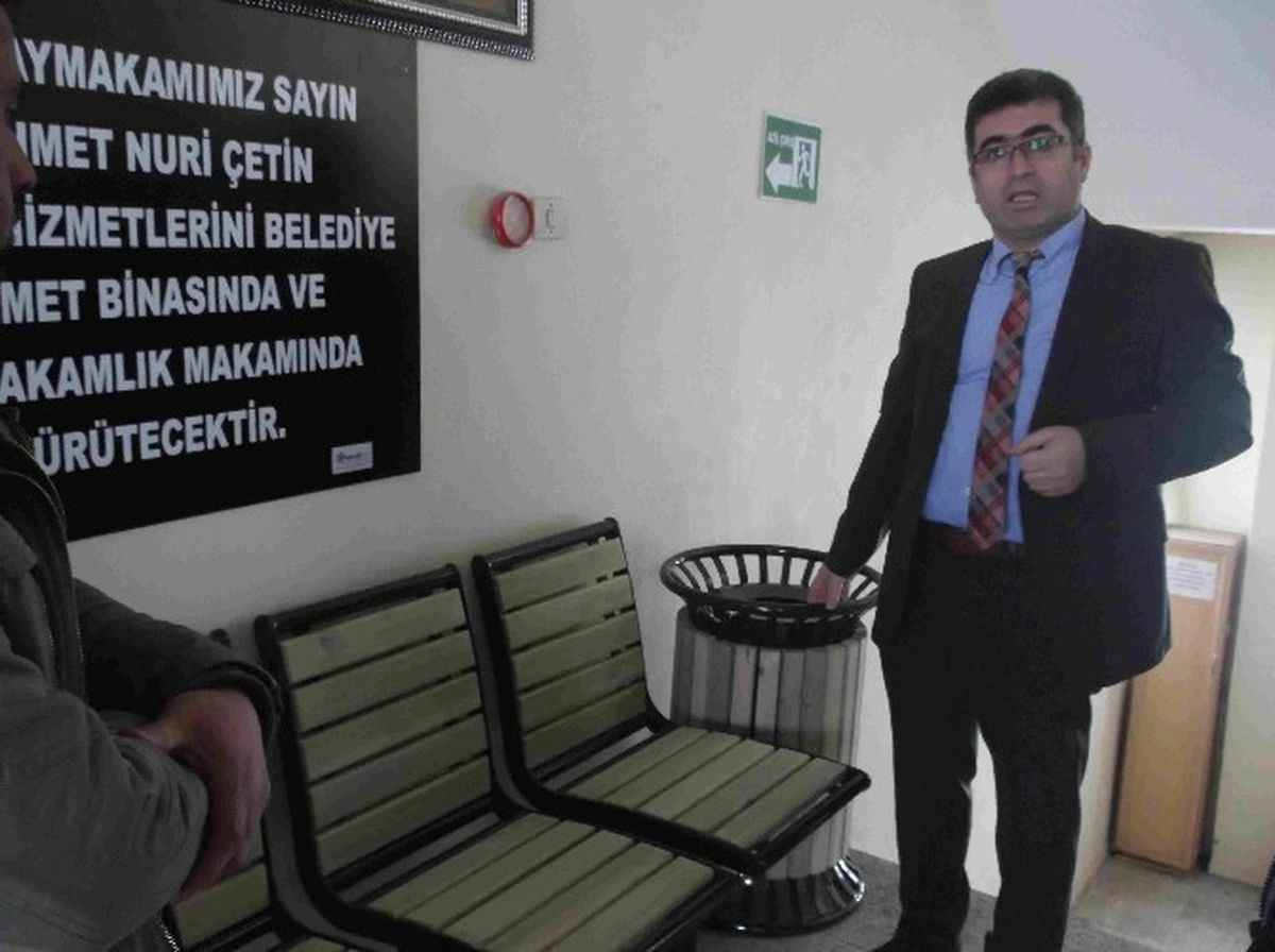 Varto Belediyesinden Bank ve Çöp Kutusu Dağıtımı