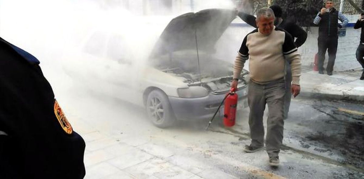 Yanan Lpg\'li Otomobili Vatandaş Söndürdü