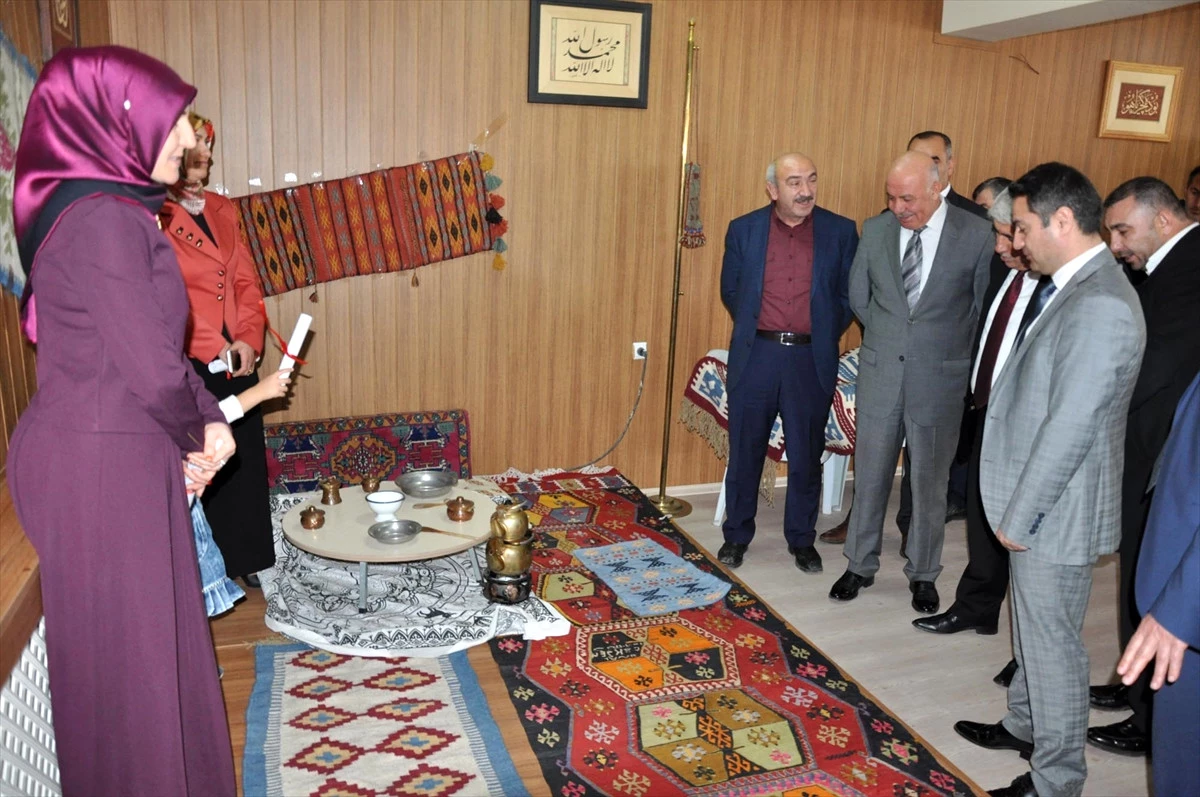 Yöresel Kilim Dokuma Kursiyerleri Sertifikalarını Aldı