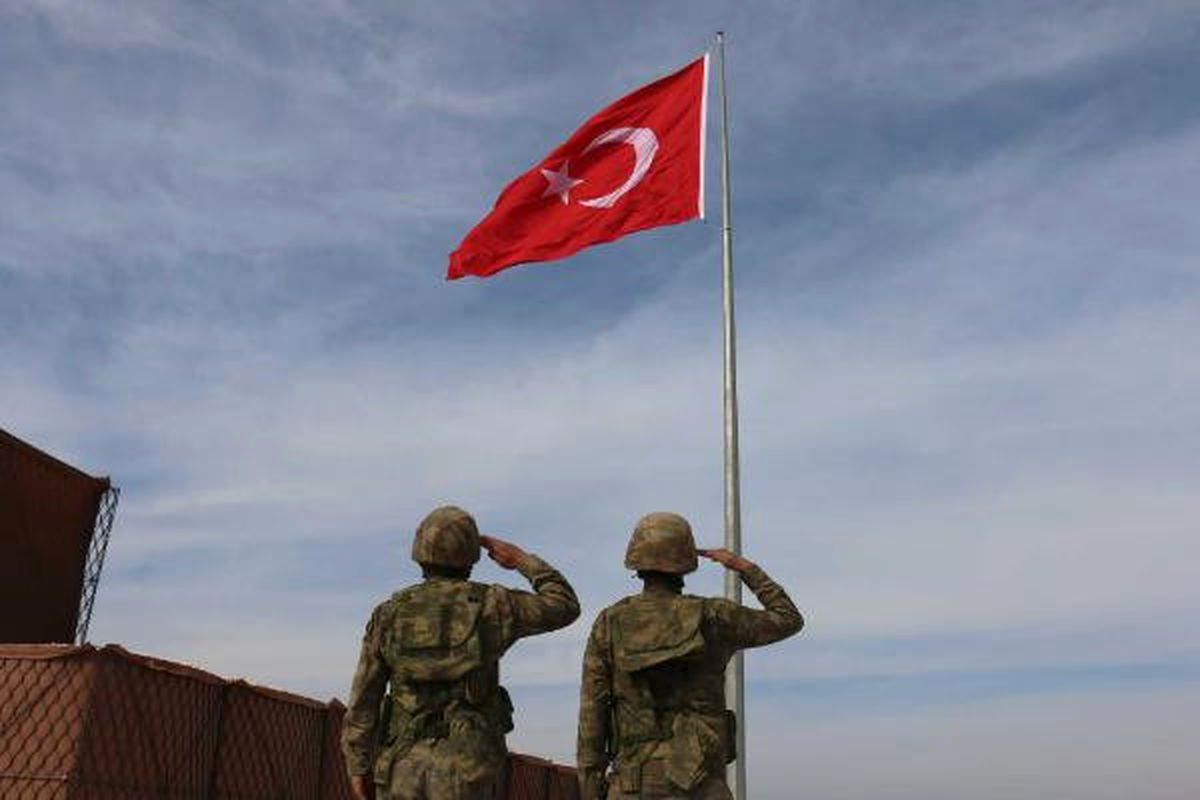 Akçakale\'nin Suriye Sınırına Yeni Dev Bayrak
