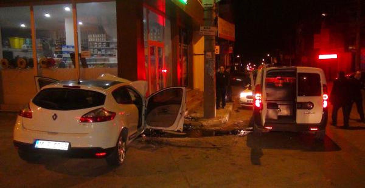 Alkollü Sürücü Polis Aracına Çarptı: 3 Yaralı