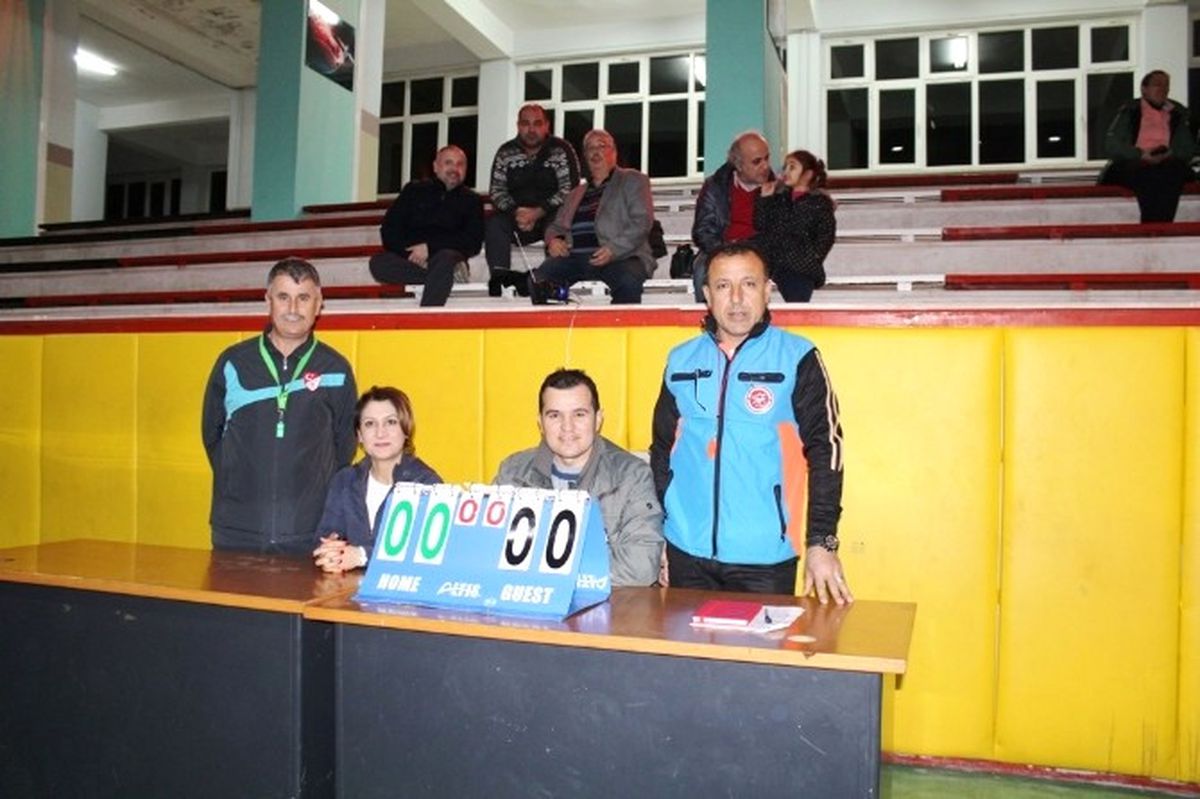 Ayvalık\'ta Muhtarlar Derneği\'nin Voleybol Turnuvası Başladı