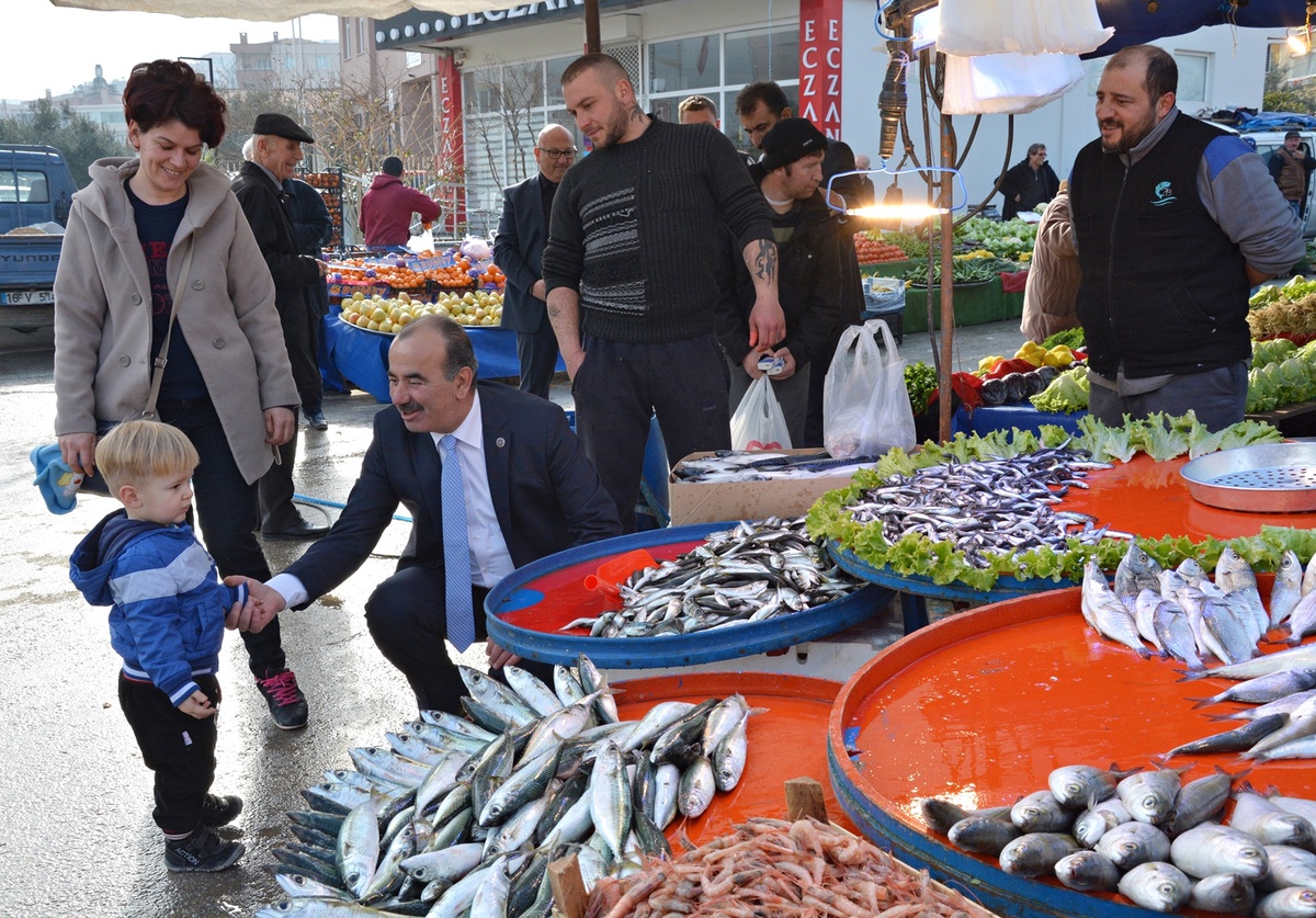 Başkan Türkyılmaz Köylü Pazarını Ziyaret Etti