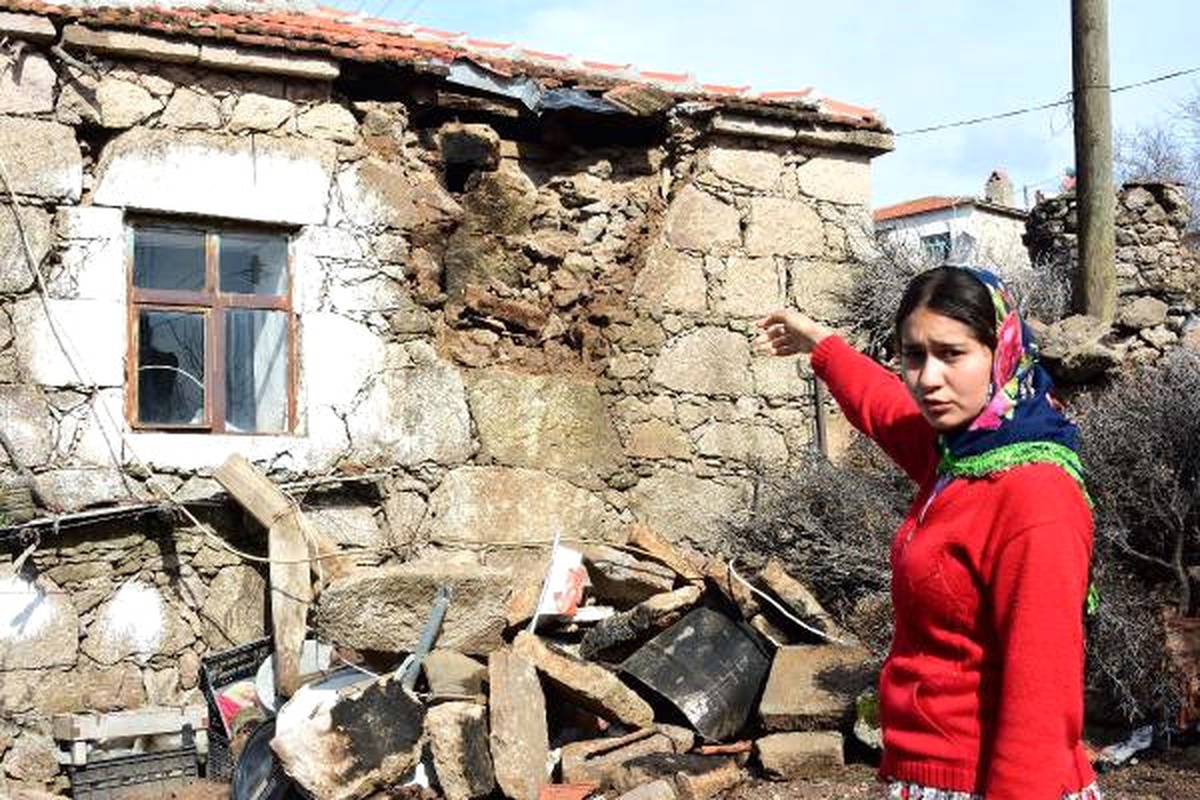 Enkaz Altından Çıkarılan Depremzede: Beni Kızım Kurtarmış (2)