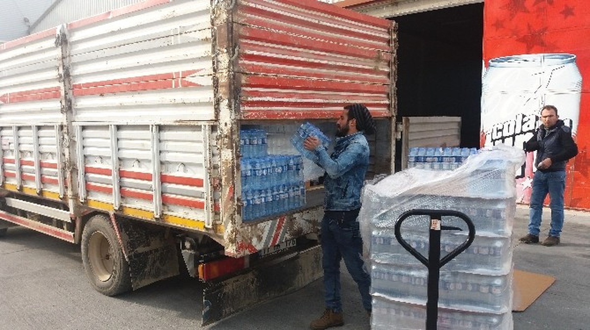 Gelibolu Belediyesi\'nden Depremzedelere Su Yardımı