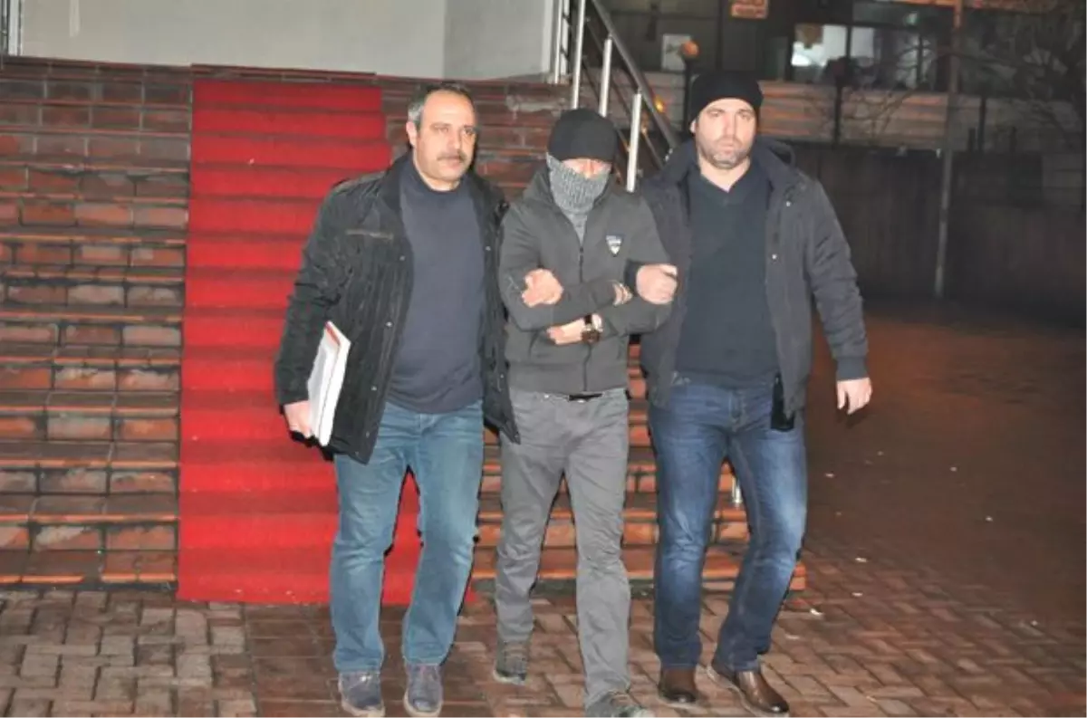 Hırsızlık Zanlıları Kendilerini Kırmızı Işıkta Ele Verdi