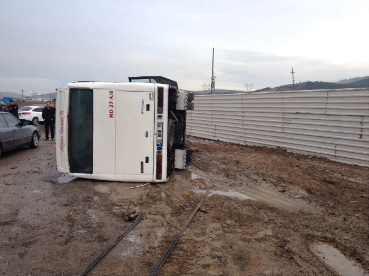 İzmir\'de Servis Minibüsü Devrildi: 12 Yaralı