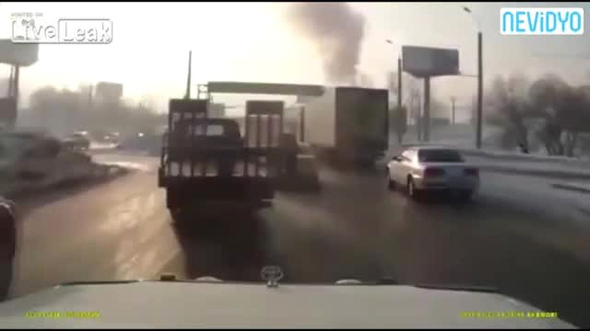 Korkunç Görüntü! İki Araç Arasında Sıkıştı! +18