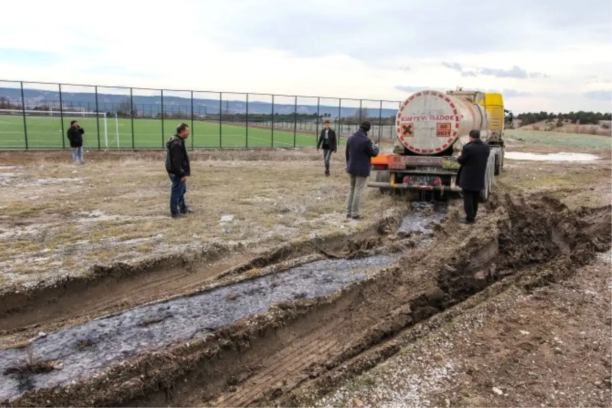 Kütahya\'da Tankerdeki Asidin Yola Akması