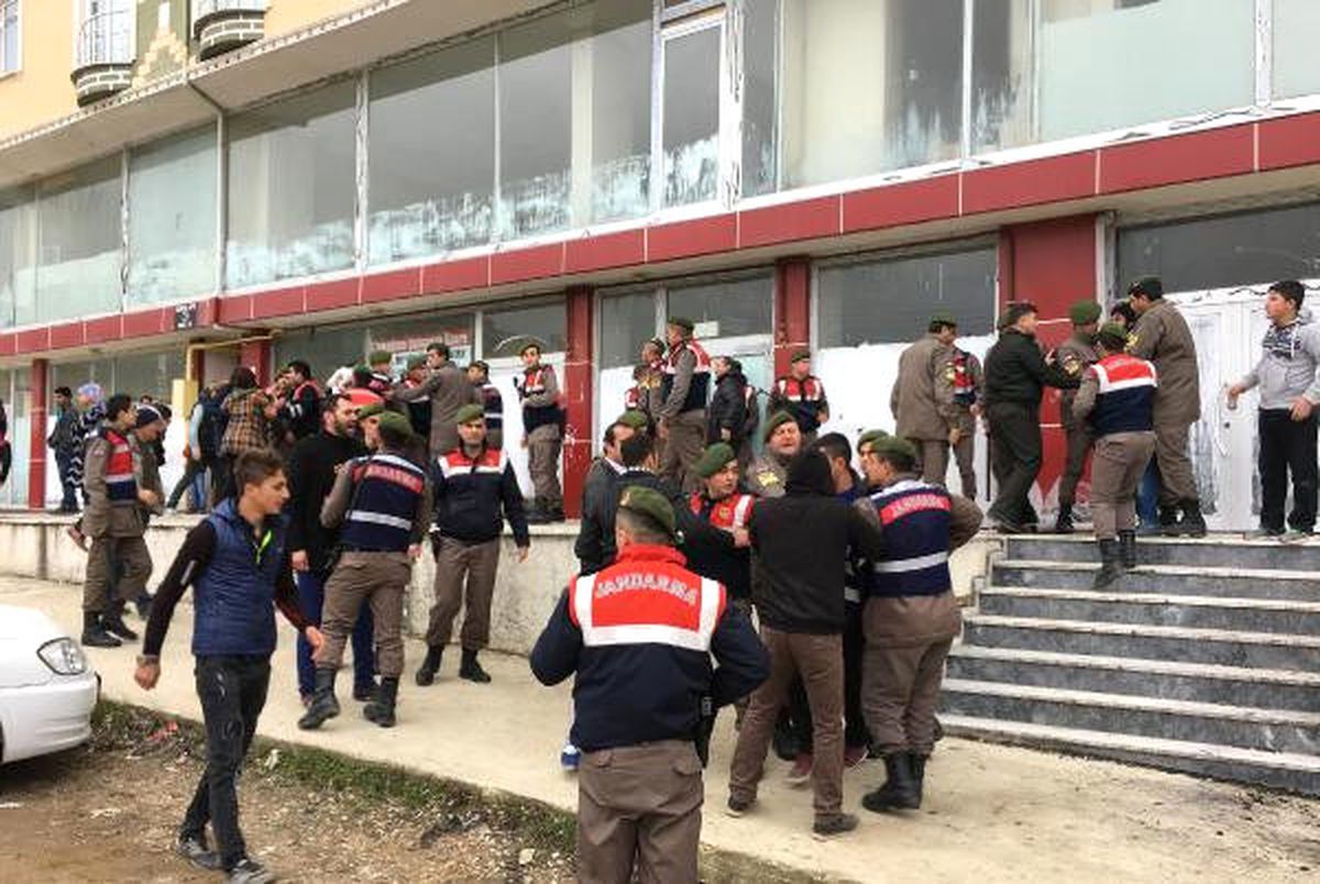Maaşlarını Alamayan İşçiler, Atölyedeki Haczi Engellemeye Çalıştı